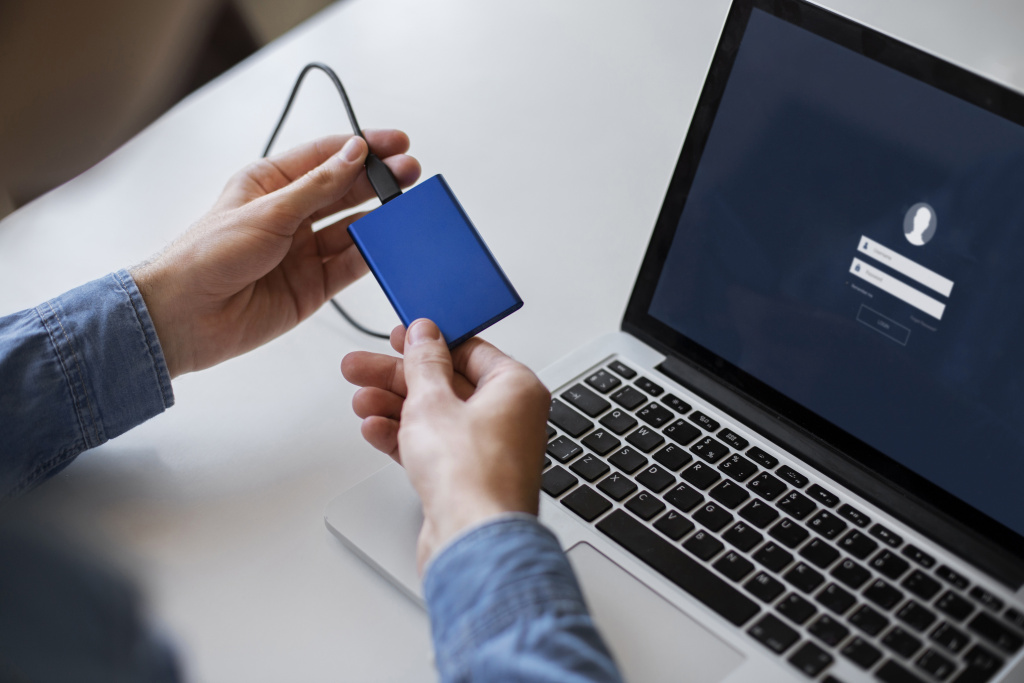 man-using-external-storage-used.jpg man-using-external-storage-used.jpg